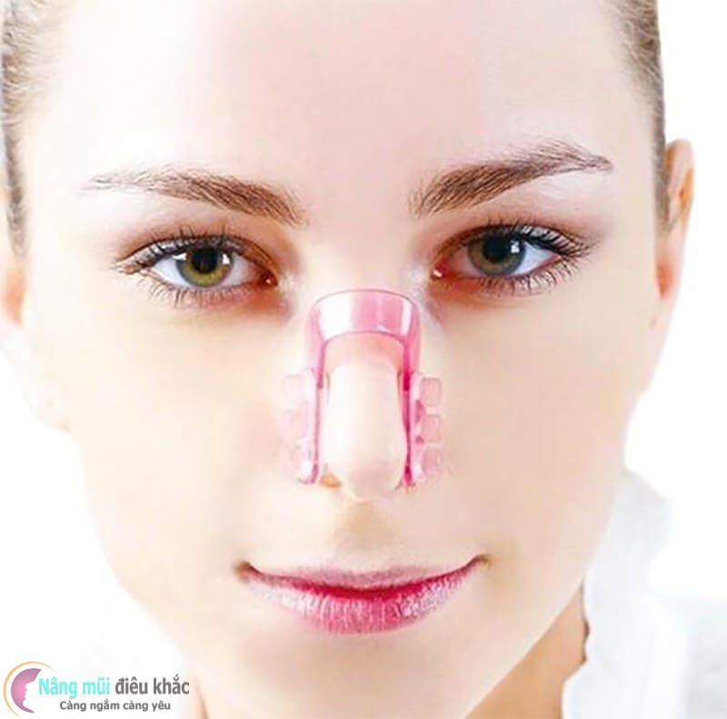 Sử dụng dụng cụ nâng mũi có thể gây tổn thương và nhiễm trùng